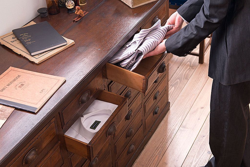 アンティーク家具　アンティーク　古い木製の30杯ドロワー(引き出しサイドボード・薬箪笥)