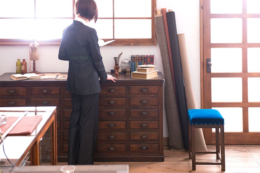 アンティーク家具　アンティーク　古い木製の30杯ドロワー(引き出しサイドボード・薬箪笥)