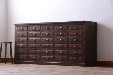 アンティーク家具　アンティーク　古い木製の30杯ドロワー(引き出しサイドボード・薬箪笥)
