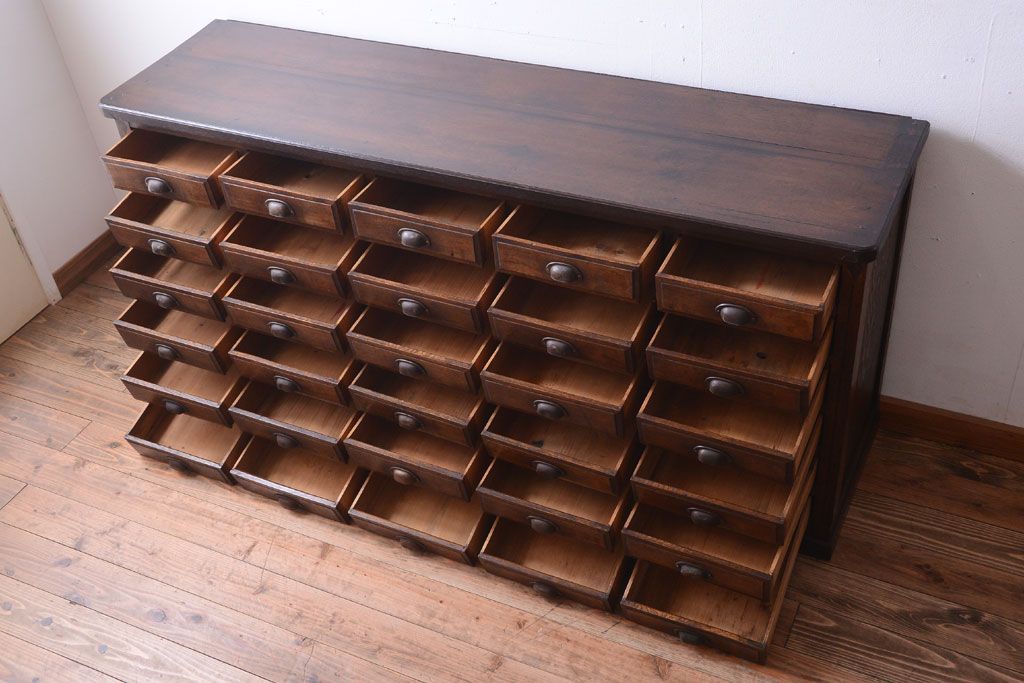 アンティーク家具　アンティーク　古い木製の30杯ドロワー(引き出しサイドボード・薬箪笥)