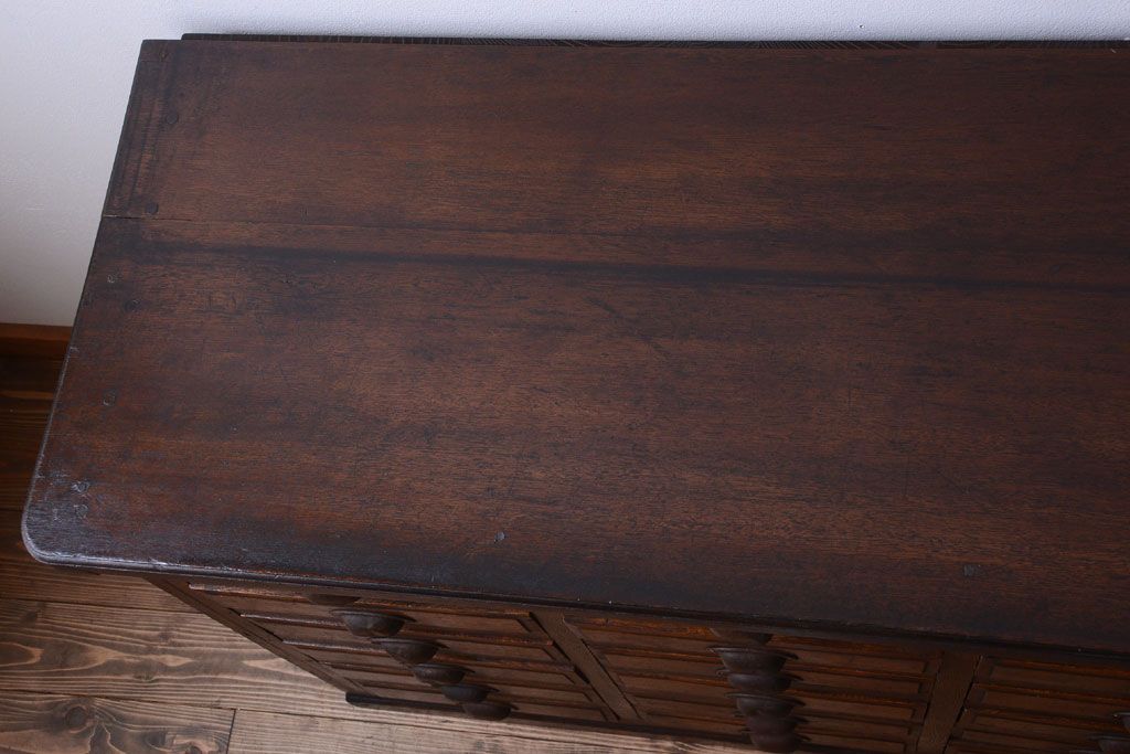 アンティーク家具　アンティーク　古い木製の30杯ドロワー(引き出しサイドボード・薬箪笥)