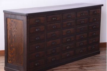 アンティーク家具　アンティーク　古い木製の30杯ドロワー(引き出しサイドボード・薬箪笥)