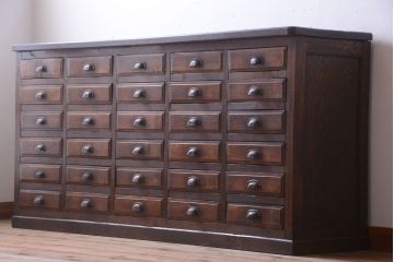 アンティーク家具　アンティーク　古い木製の30杯ドロワー(引き出しサイドボード・薬箪笥)