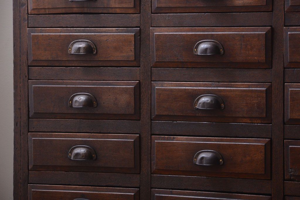 アンティーク家具　アンティーク　古い木製の30杯ドロワー(引き出しサイドボード・薬箪笥)