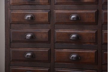 アンティーク家具　アンティーク　古い木製の30杯ドロワー(引き出しサイドボード・薬箪笥)