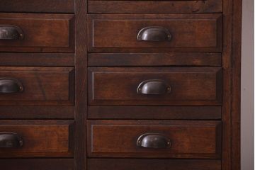 アンティーク家具　アンティーク　古い木製の30杯ドロワー(引き出しサイドボード・薬箪笥)