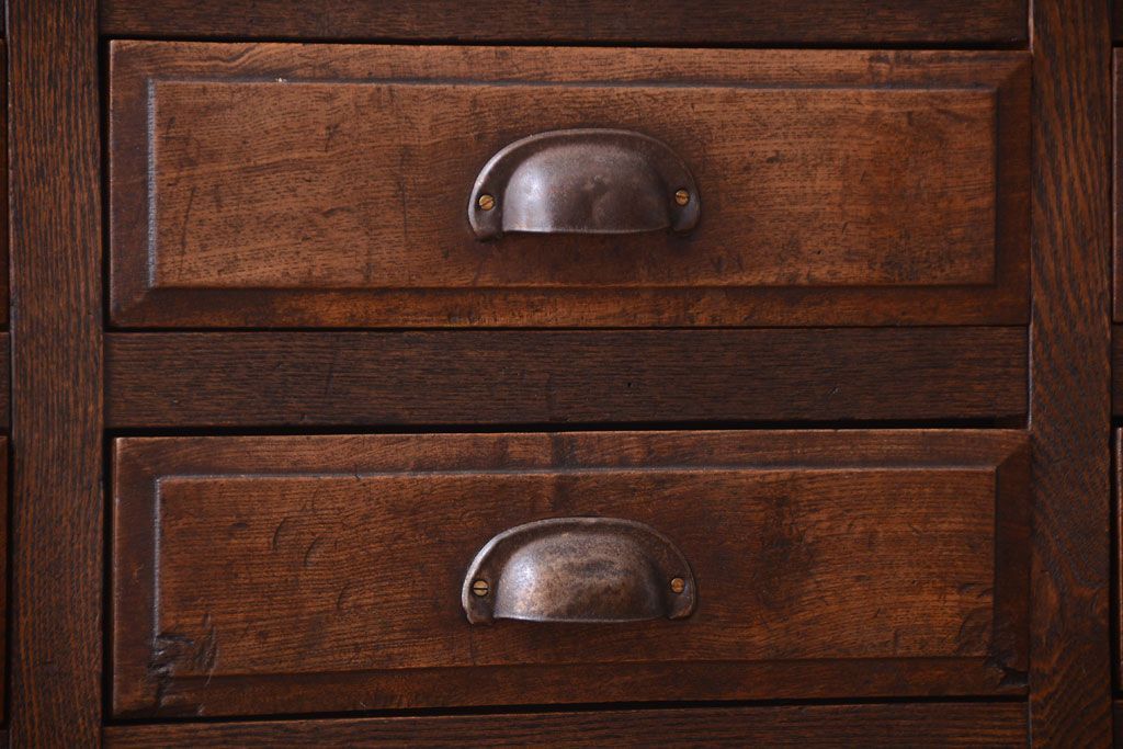 アンティーク家具　アンティーク　古い木製の30杯ドロワー(引き出しサイドボード・薬箪笥)