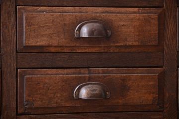 アンティーク家具　アンティーク　古い木製の30杯ドロワー(引き出しサイドボード・薬箪笥)