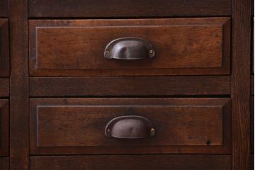 アンティーク家具　アンティーク　古い木製の30杯ドロワー(引き出しサイドボード・薬箪笥)