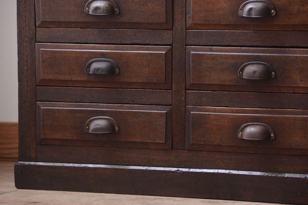 アンティーク家具　アンティーク　古い木製の30杯ドロワー(引き出しサイドボード・薬箪笥)