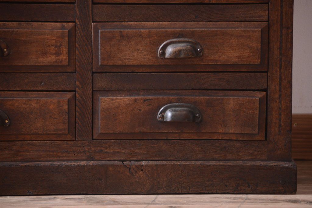 アンティーク家具　アンティーク　古い木製の30杯ドロワー(引き出しサイドボード・薬箪笥)