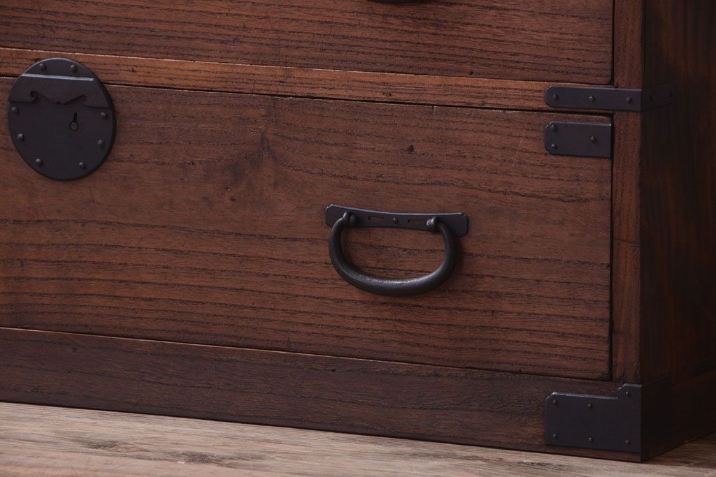 アンティーク家具　古民具・骨董　明治〜大正期　一本物!厚手金具のアンティーク衣装箪笥(1)