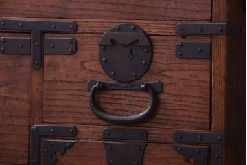 アンティーク家具　古民具・骨董　明治〜大正期　一本物!厚手金具のアンティーク衣装箪笥(2)