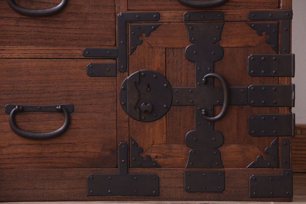 アンティーク家具　古民具・骨董　明治〜大正期　一本物!厚手金具のアンティーク衣装箪笥(2)