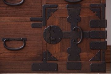 アンティーク家具　古民具・骨董　明治〜大正期　一本物!厚手金具のアンティーク衣装箪笥(2)