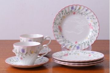 アンティーク雑貨　イギリスビンテージ　JOHNSON BROTHERS(ジョンソン・ブラザーズ)SUMMER CHINTZ(サマーチンツ)シリーズ カップ&ソーサー・皿など6点(洋食器)