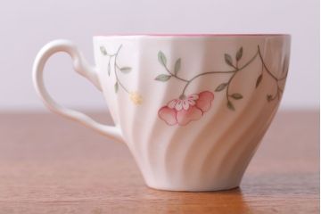 アンティーク雑貨　イギリスビンテージ　JOHNSON BROTHERS(ジョンソン・ブラザーズ)SUMMER CHINTZ(サマーチンツ)シリーズ カップ&ソーサー・皿など6点(洋食器)