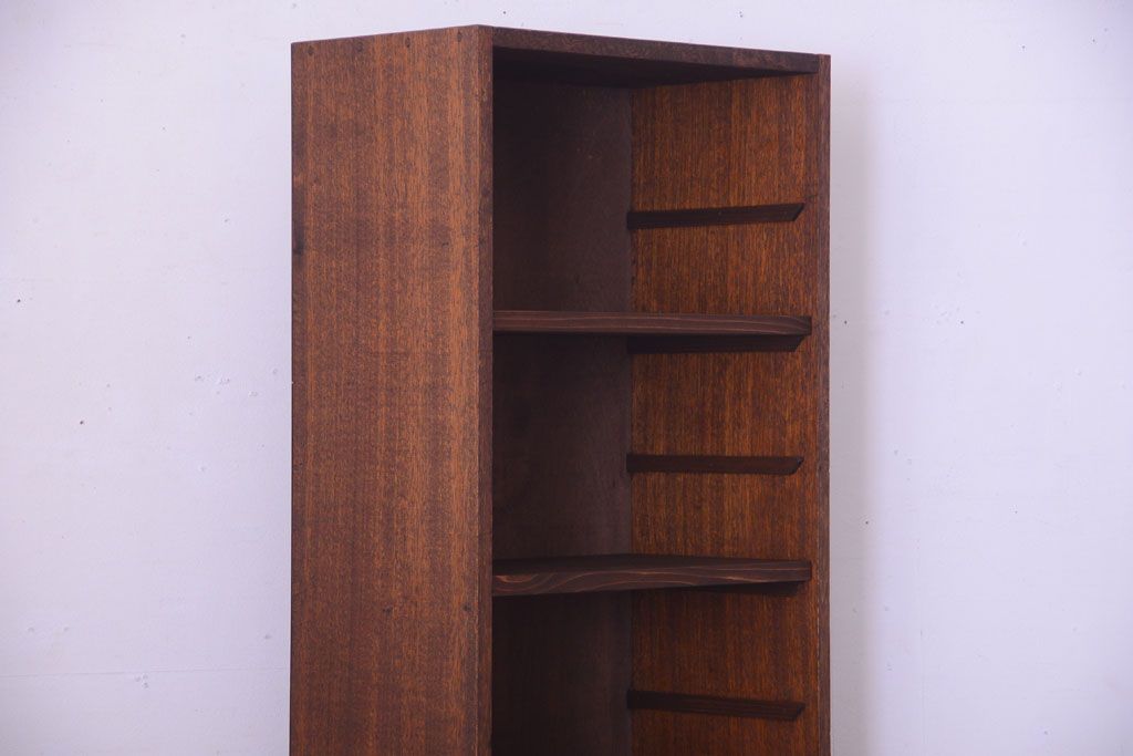 アンティーク家具　アンティーク　引き出し付き!古い木製の縦型飾り棚(本棚)