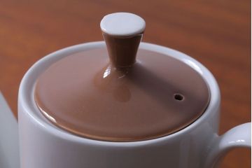 イギリスビンテージ　MYOTT(ミヨット)　Pineconesシリーズ　ティーポット・クリーマー2点(洋食器)