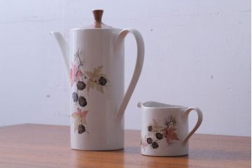 イギリスビンテージ　MYOTT(ミヨット)　Pineconesシリーズ　ティーポット・クリーマー2点(洋食器)