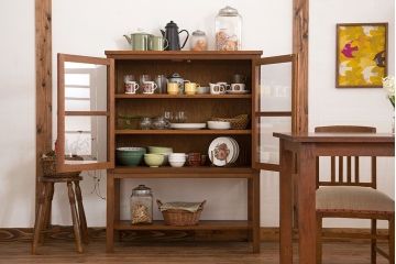 レトロ家具　昭和レトロ　古い木製の高脚付きアンティークキャビネット(収納棚)