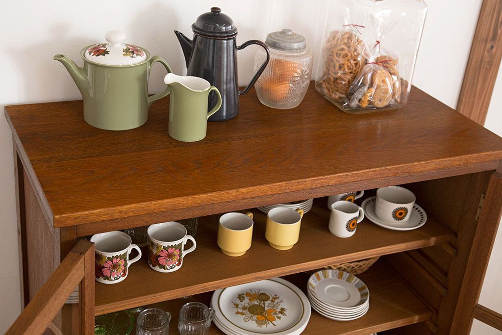 レトロ家具　昭和レトロ　古い木製の高脚付きアンティークキャビネット(収納棚)