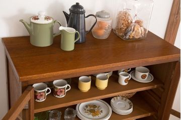 レトロ家具　昭和レトロ　古い木製の高脚付きアンティークキャビネット(収納棚)