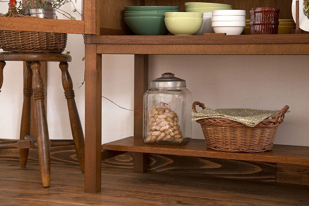 レトロ家具　昭和レトロ　古い木製の高脚付きアンティークキャビネット(収納棚)