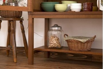 レトロ家具　昭和レトロ　古い木製の高脚付きアンティークキャビネット(収納棚)