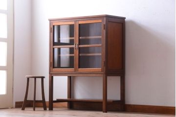 レトロ家具　昭和レトロ　古い木製の高脚付きアンティークキャビネット(収納棚)