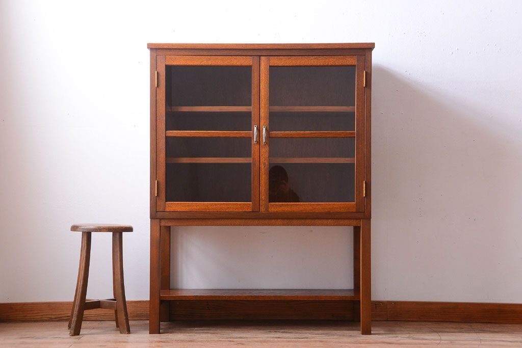 レトロ家具　昭和レトロ　古い木製の高脚付きアンティークキャビネット(収納棚)