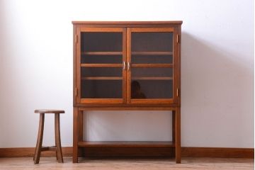 レトロ家具　昭和レトロ　古い木製の高脚付きアンティークキャビネット(収納棚)