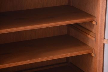 レトロ家具　昭和レトロ　古い木製の高脚付きアンティークキャビネット(収納棚)