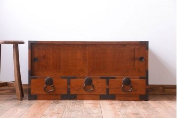 アンティーク家具　古民具・骨董　シンプルな丸金具のアンティーク時代箪笥ローボード