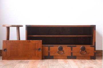 アンティーク家具　古民具・骨董　シンプルな丸金具のアンティーク時代箪笥ローボード