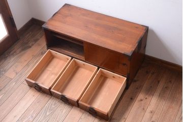 アンティーク家具　古民具・骨董　シンプルな丸金具のアンティーク時代箪笥ローボード