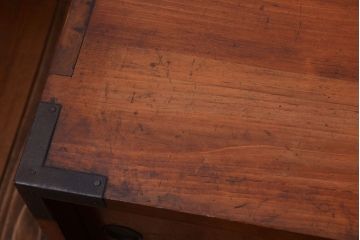 アンティーク家具　古民具・骨董　シンプルな丸金具のアンティーク時代箪笥ローボード