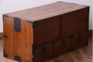 アンティーク家具　古民具・骨董　シンプルな丸金具のアンティーク時代箪笥ローボード