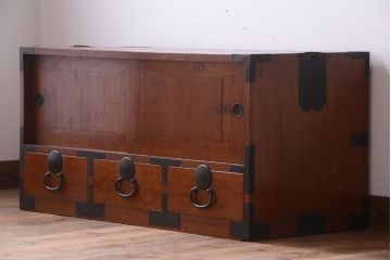 アンティーク家具　古民具・骨董　シンプルな丸金具のアンティーク時代箪笥ローボード