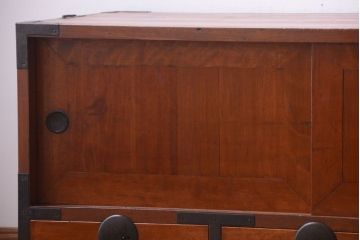 アンティーク家具　古民具・骨董　シンプルな丸金具のアンティーク時代箪笥ローボード