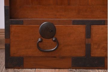 アンティーク家具　古民具・骨董　シンプルな丸金具のアンティーク時代箪笥ローボード