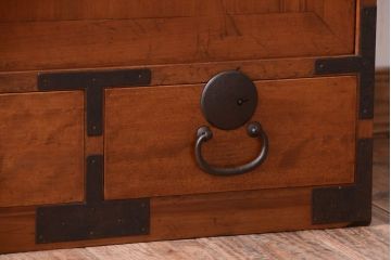 アンティーク家具　古民具・骨董　シンプルな丸金具のアンティーク時代箪笥ローボード