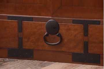 アンティーク家具　古民具・骨董　シンプルな丸金具のアンティーク時代箪笥ローボード