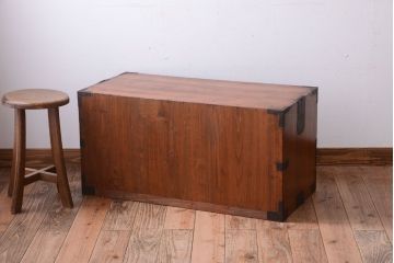 アンティーク家具　古民具・骨董　シンプルな丸金具のアンティーク時代箪笥ローボード