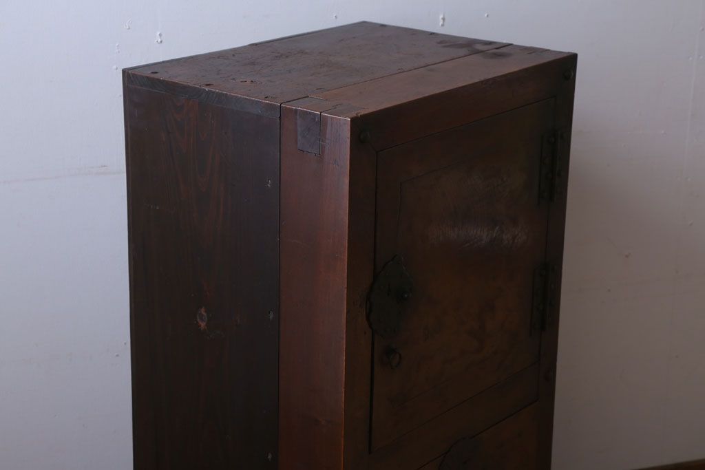 アンティーク家具　古民具・骨董　珍品!上品な金具付きの古い木製金庫箪笥