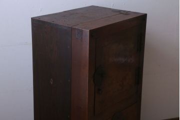 アンティーク家具　古民具・骨董　珍品!上品な金具付きの古い木製金庫箪笥