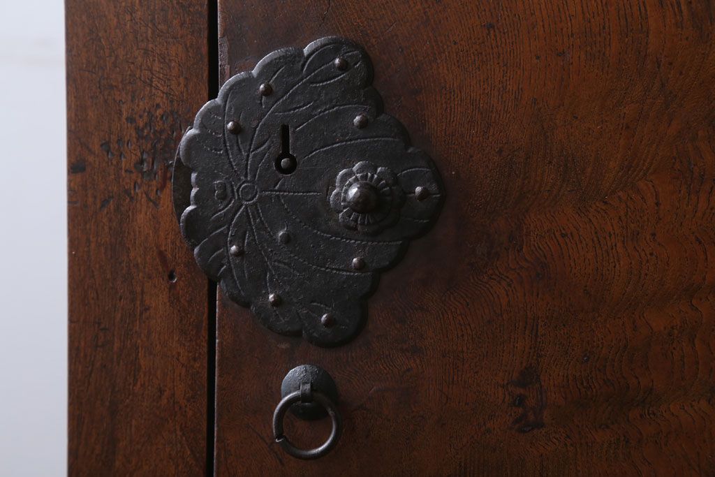 アンティーク家具　古民具・骨董　珍品!上品な金具付きの古い木製金庫箪笥