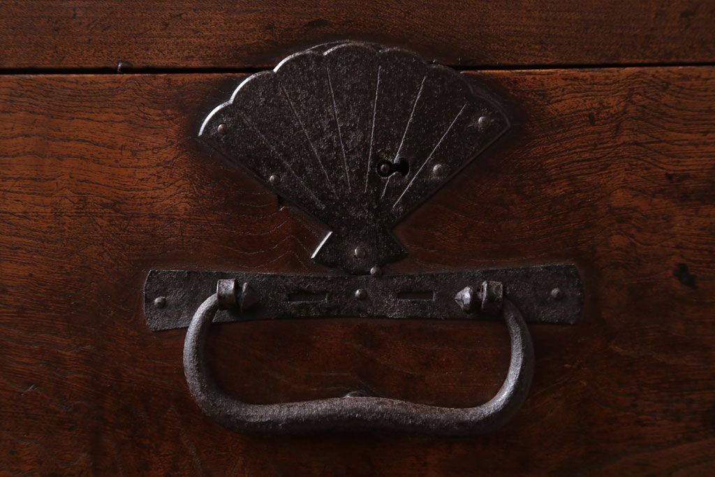 アンティーク家具　古民具・骨董　珍品!上品な金具付きの古い木製金庫箪笥