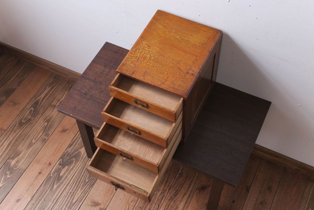 レトロ家具　昭和レトロ　ネームプレート取っ手付き!ナラ材の4杯小引き出し(2)