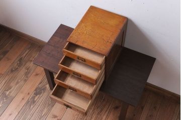 レトロ家具　昭和レトロ　ネームプレート取っ手付き!ナラ材の4杯小引き出し(2)